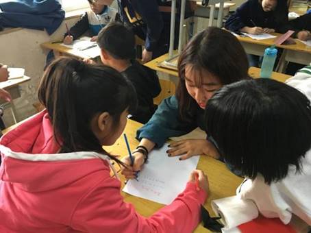 ボランティアが子供たちに日本語と韓国語を教え、子供たちがお姉さんに中国語を教えました！