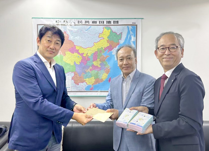 2025年10月16日（木）北京日本人学校・第３８回中学部国際交流弁論大会 小学部中国語学習発表会への協賛品をお渡ししました